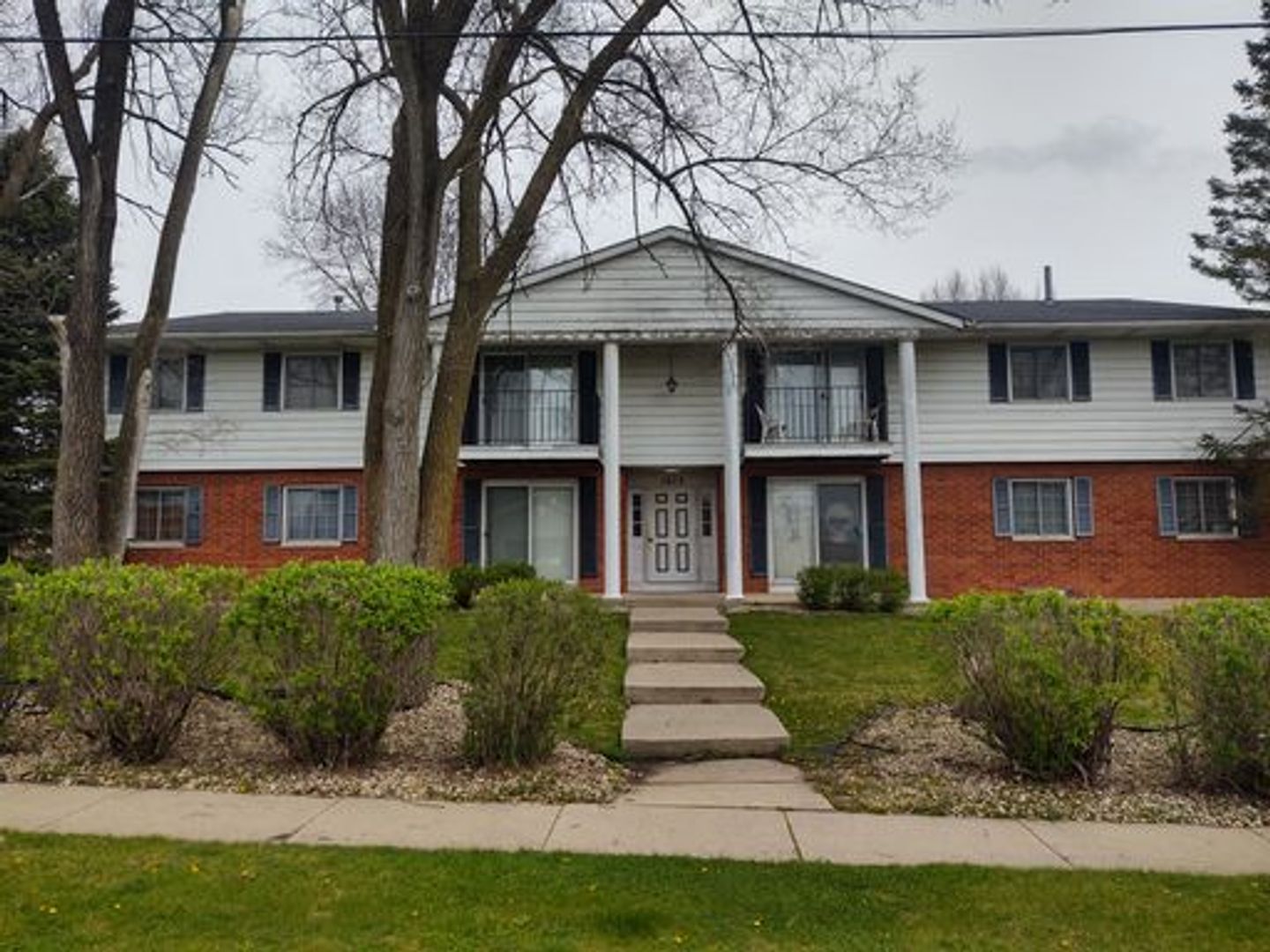 Stoughton Apartment: 1612 Main St.