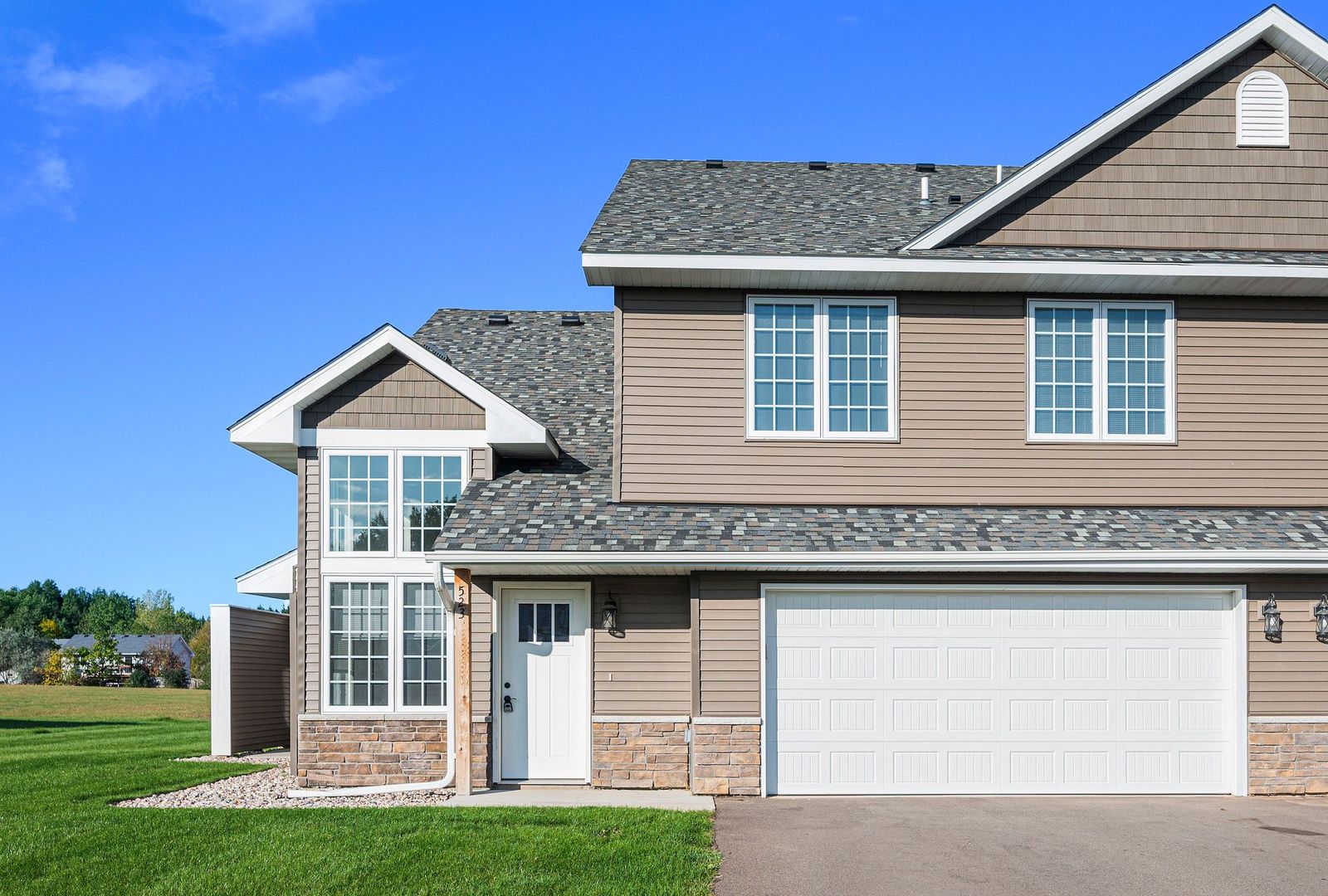 Somerset Townhome: 527 Meadow Lane