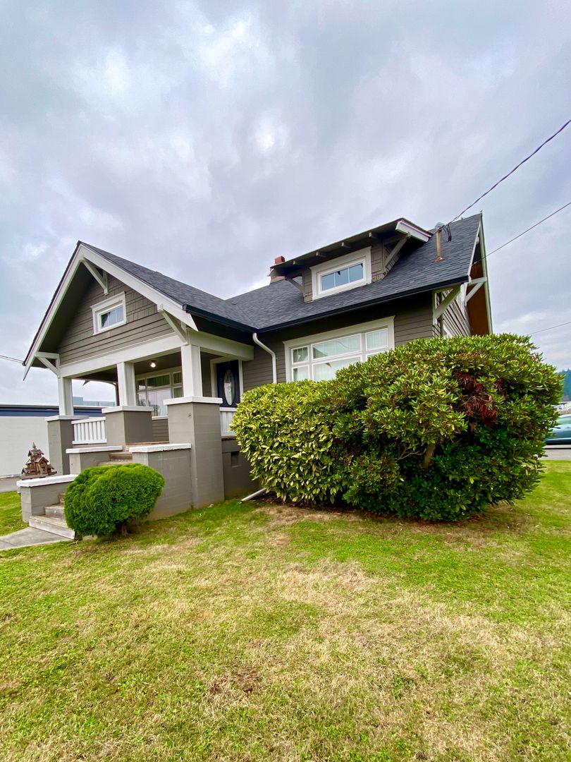 SUMNER House: 15721 MAIN ST E