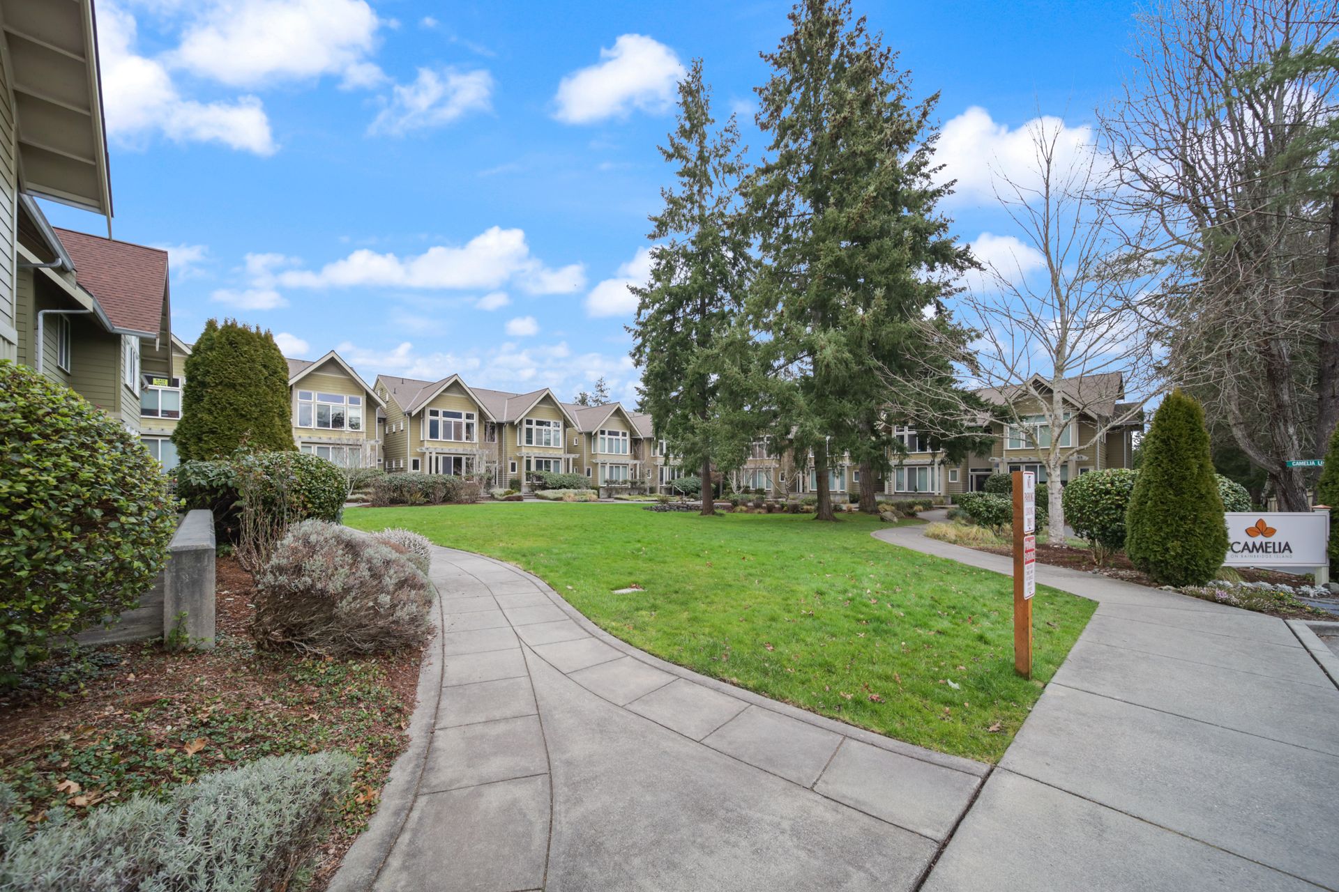BAINBRIDGE ISLAND Apartment: 325 TORMEY LN NE