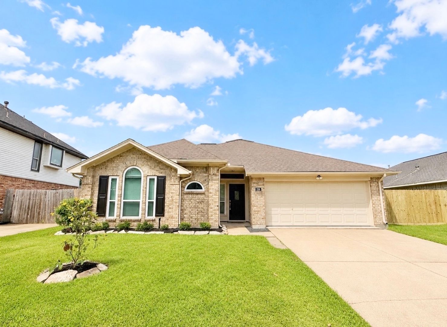 Lake Jackson House: 236 Almond Dr.