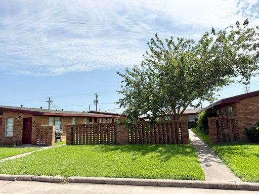 FREE RENT!! Adorable Recently Updated Studio in Small Complex w/ Electric and Water Included !
