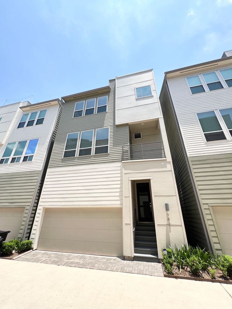 Houston House: 942 W 18th St