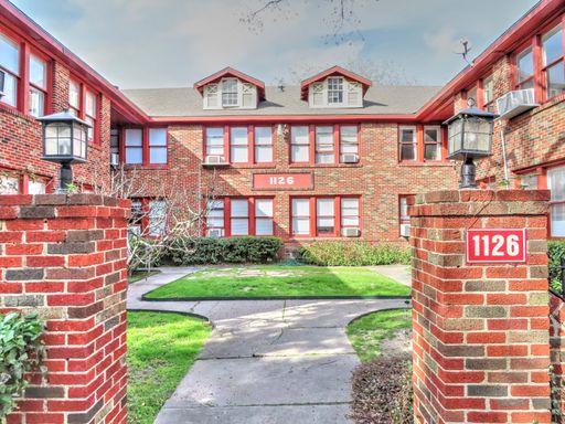 Unique Downstairs Studio w/ Oak Hardwoods in Vintage 1930s Complex – photo 1