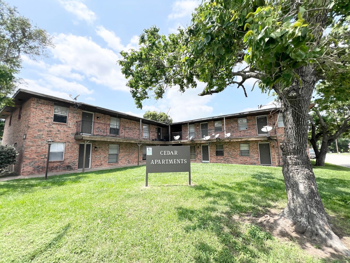 Angleton Apartment: 321 E. Cedar St.