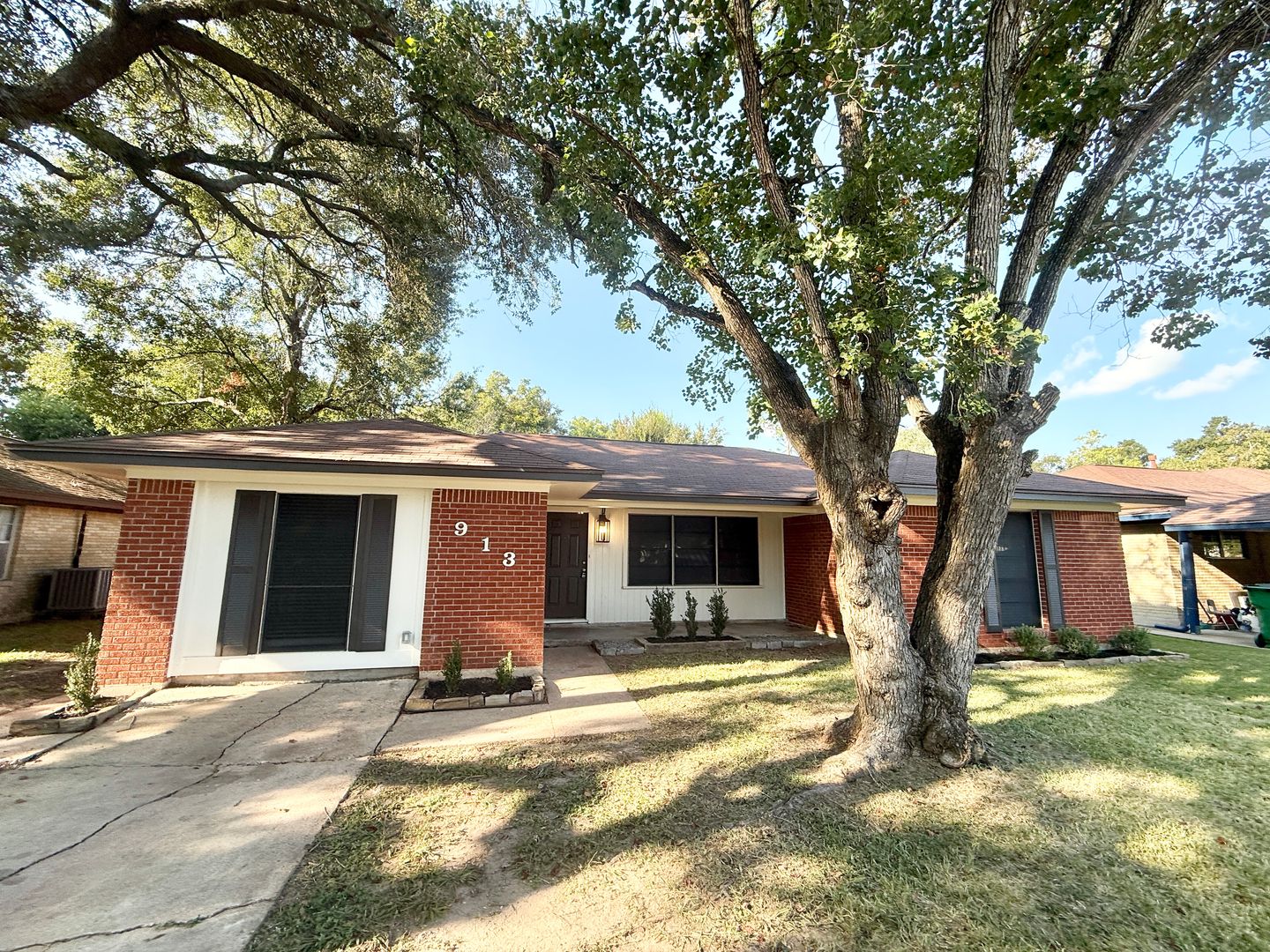 Angleton House: 913 Wimberly St.