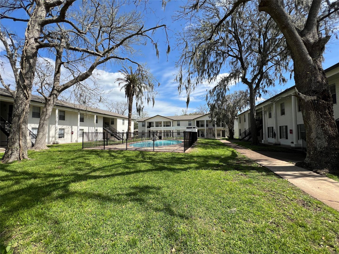 Lake Jackson Apartment: 500 Willow Dr.