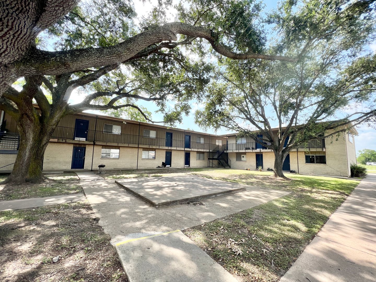 Angleton Apartment: 201 S Kaysie St