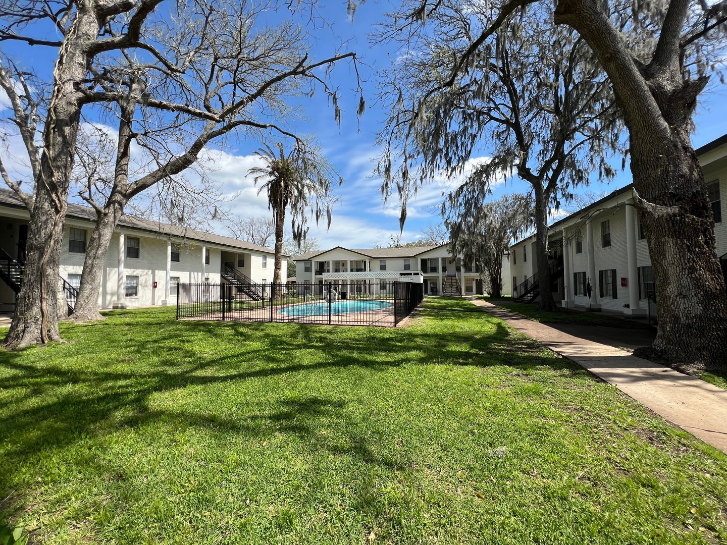 Lake Jackson Apartment: 500 Willow Dr.