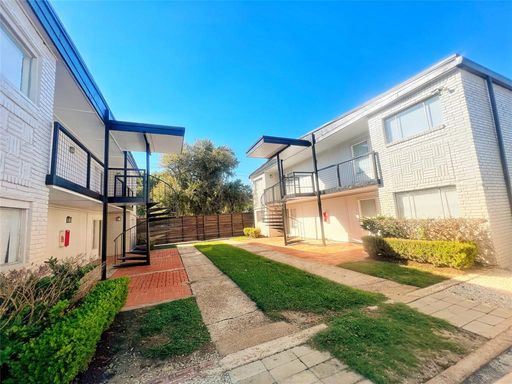 Cute Downstairs Corner 1/1 in gated 58 Unit Complex on the Bayou Near U of H! – photo 1