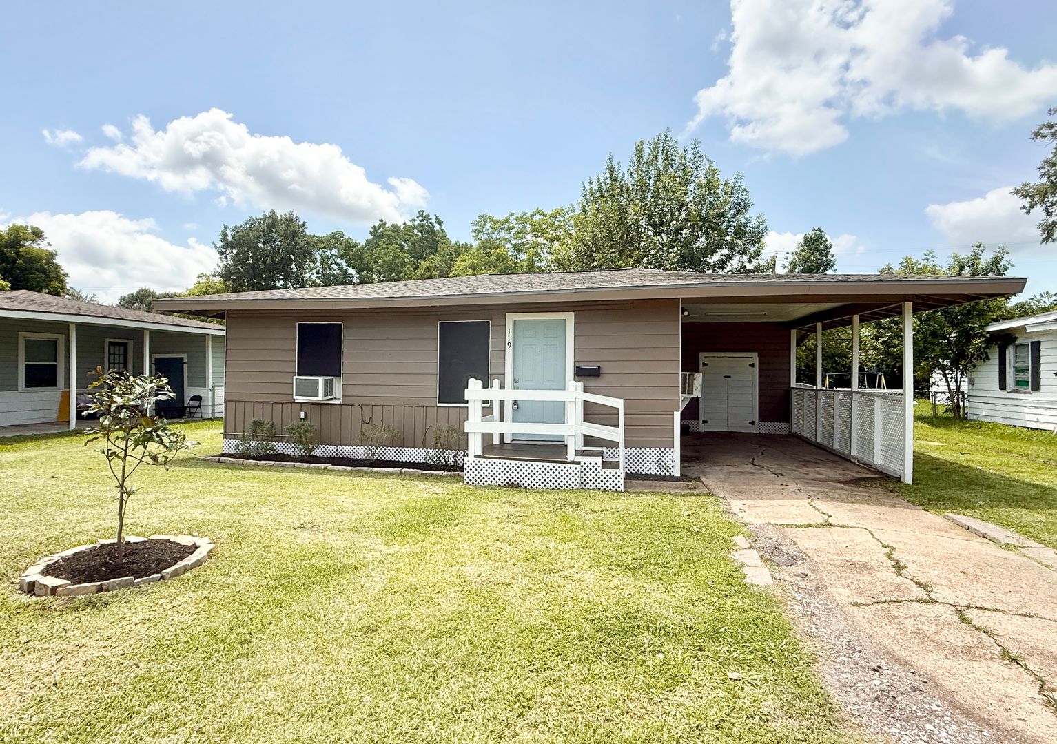 Lake Jackson House: 119 Oak Dr