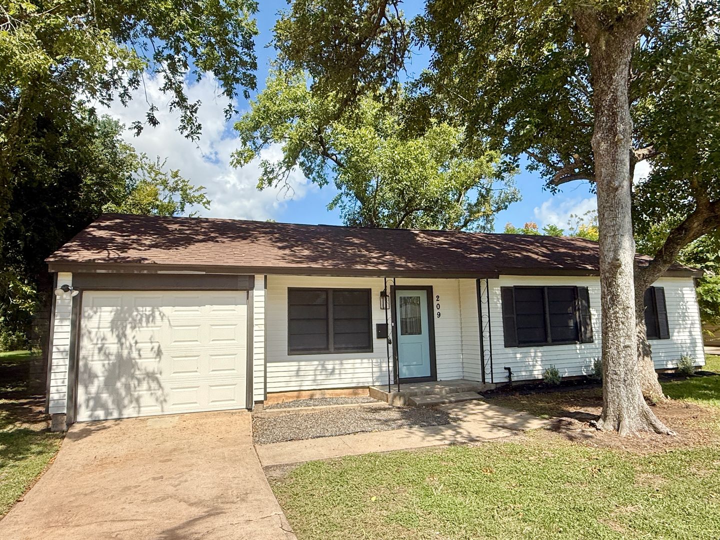 Adorable 3/1/1 Home in Lake Jackson !