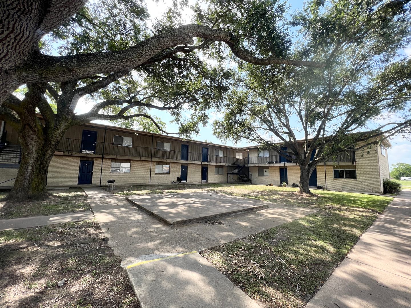 Angleton Apartment: 201 S Kaysie St