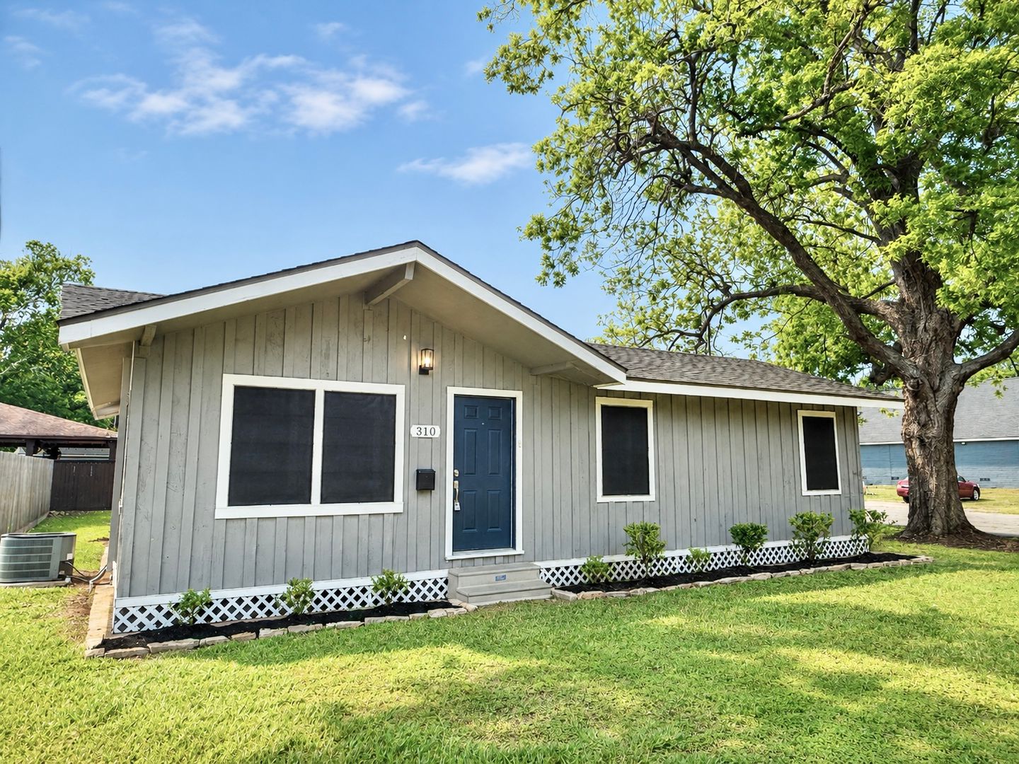 Clute House: 310 S Shanks St