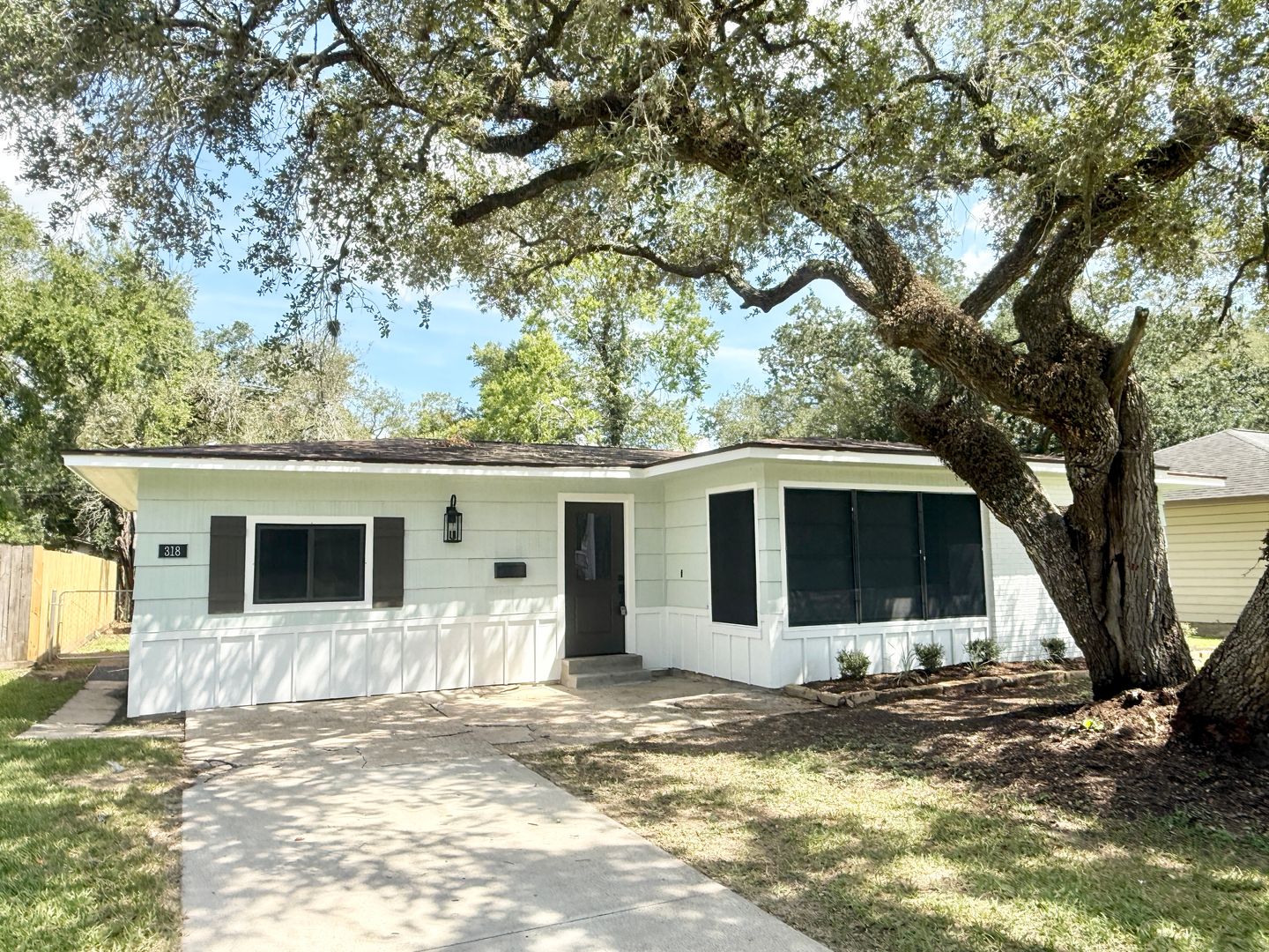 Incredible 5/2 Home in Lake Jackson! Lots of Updates ! 