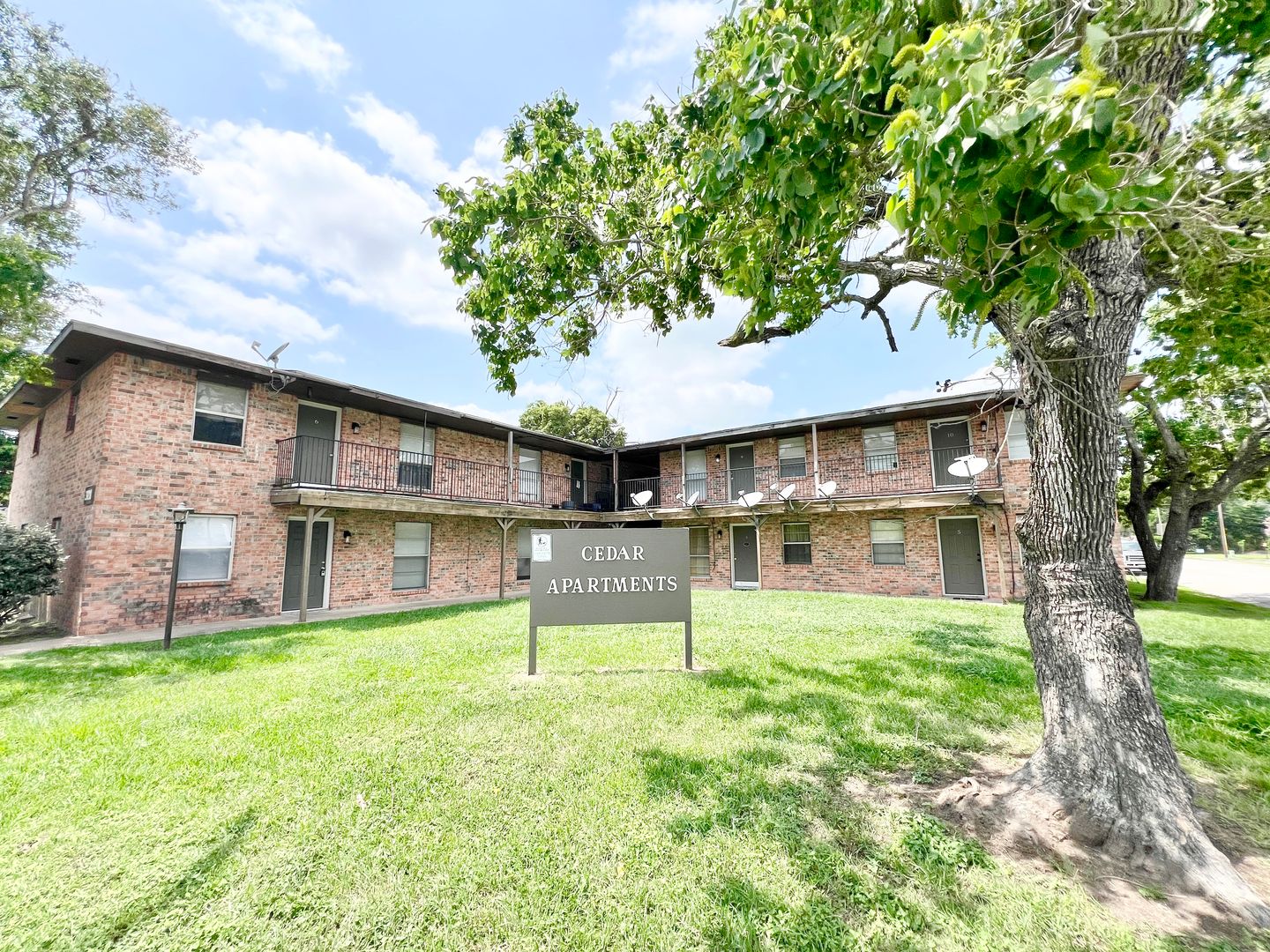 Angleton Apartment: 321 E. Cedar St.