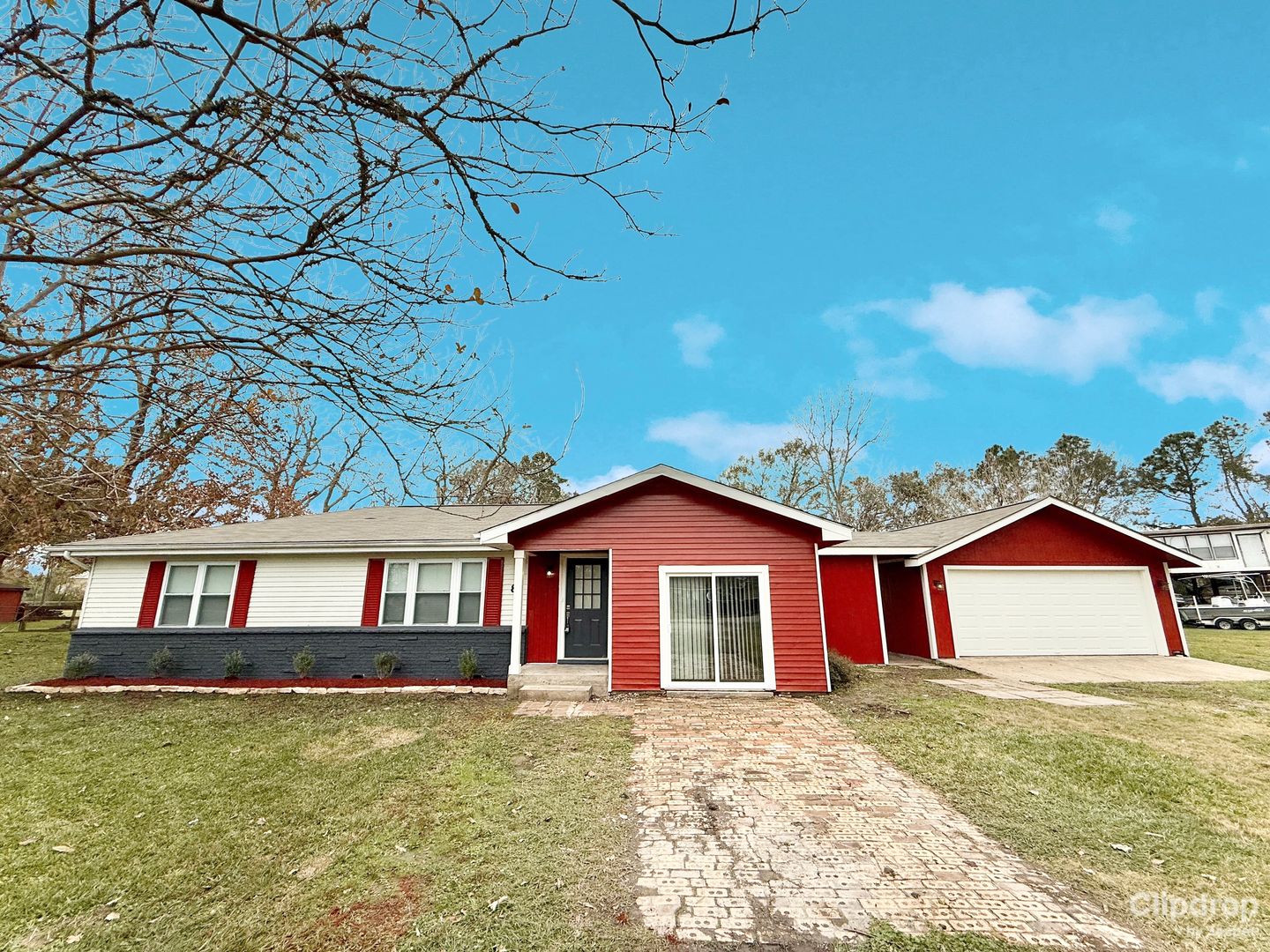 Angleton House: 8 Piney Way