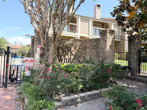 Spectacular downtown view from private patio!! Elegant upstairs 2/1 in gated White Oak Condominiums Community! – photo 1