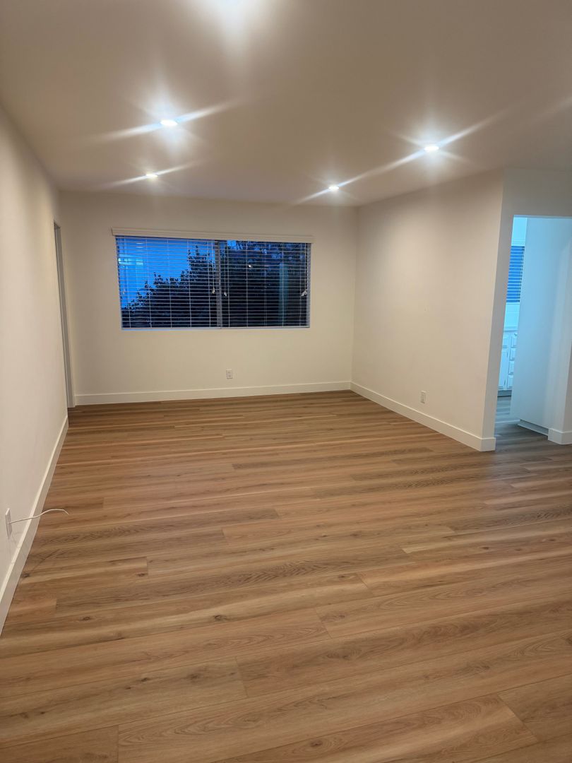 Beverly Hills Apartment: 265 S. Doheny