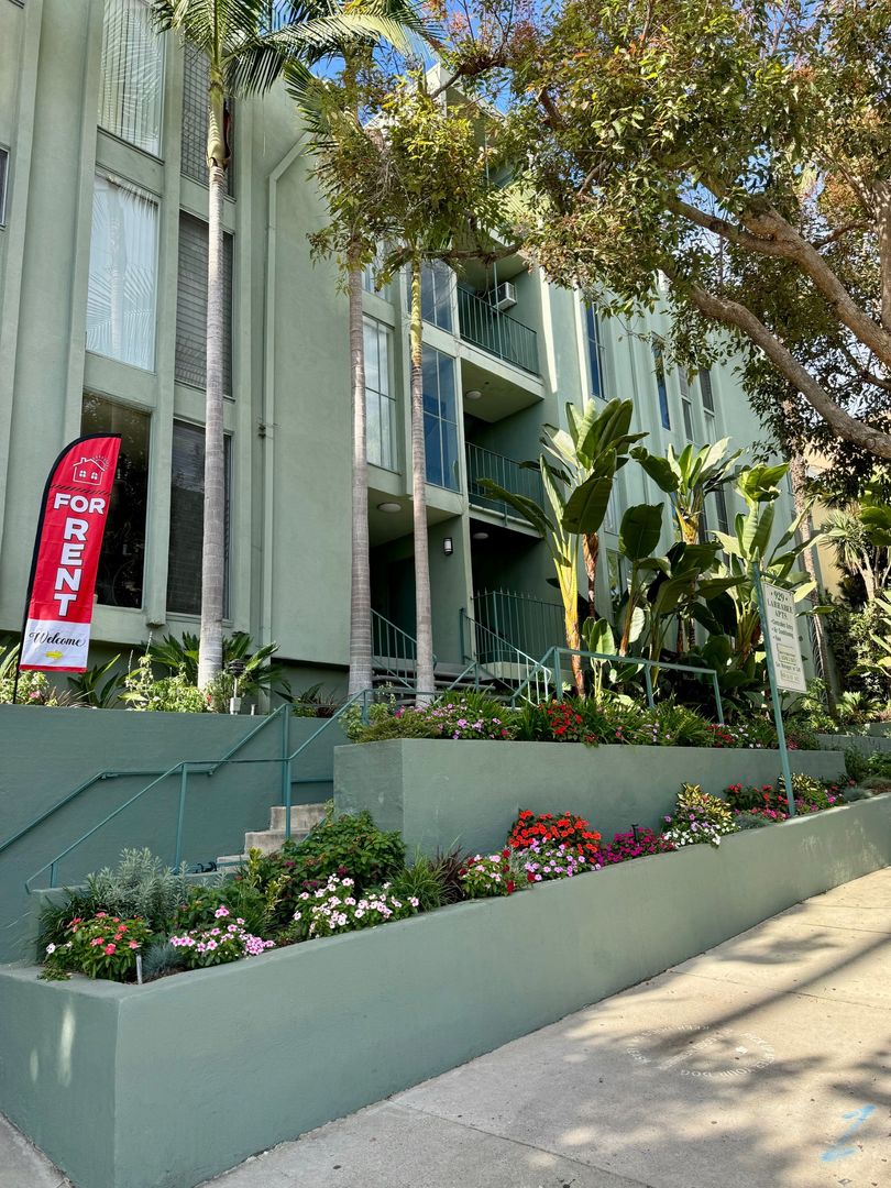 West Hollywood Apartment: 929 Larrabee