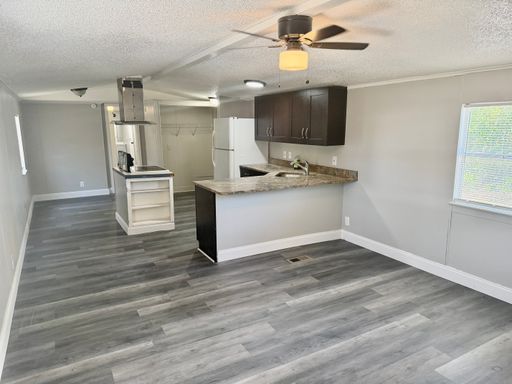 Completely Renovated 3/1.5 Spacious Mobile Unit located in Tampa! Move-in ready! – photo 1