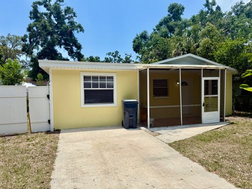 Fully Renovated and Modern 3/1 Available Now! – photo 1