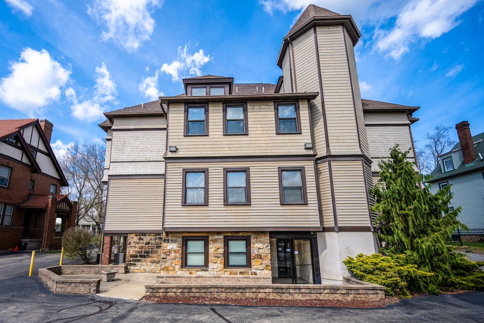 New Castle Apartment: 320 E Lincoln Ave.