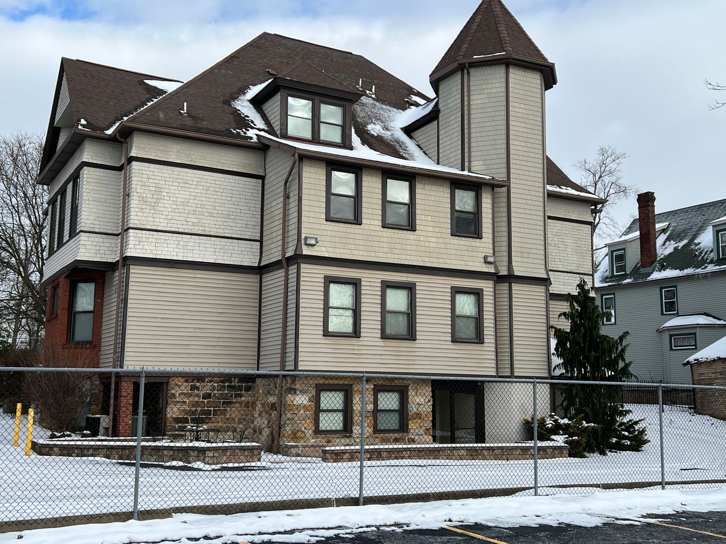 New Castle Apartment: 320 E Lincoln Ave.