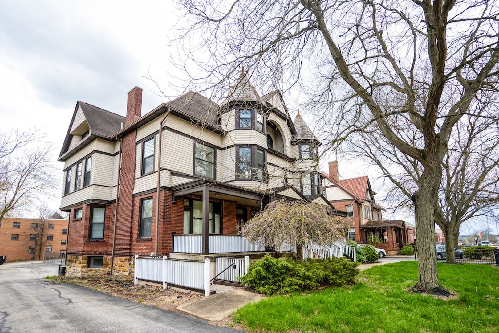 New Castle Apartment: 320 E Lincoln Ave.