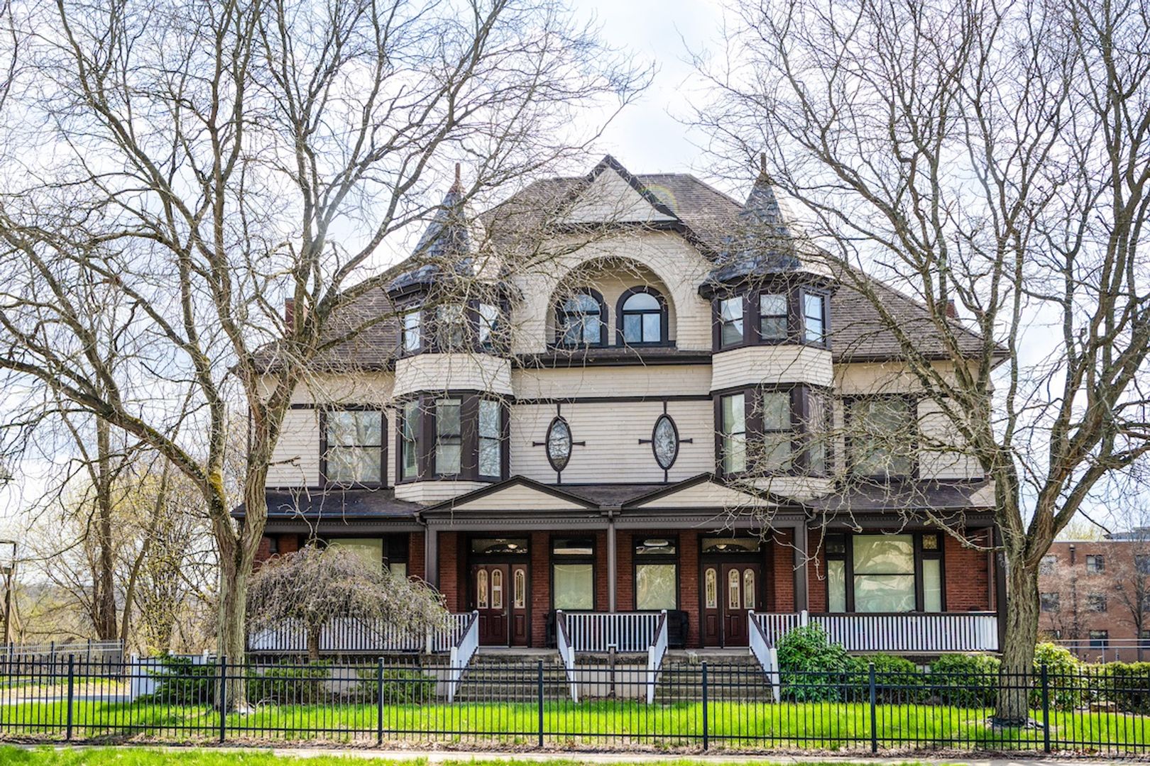 New Castle Apartment: 320 E Lincoln Ave.