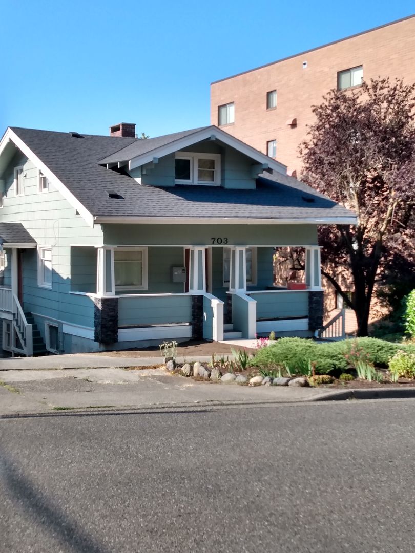 Bellingham Apartment: 703 N Garden Street - B