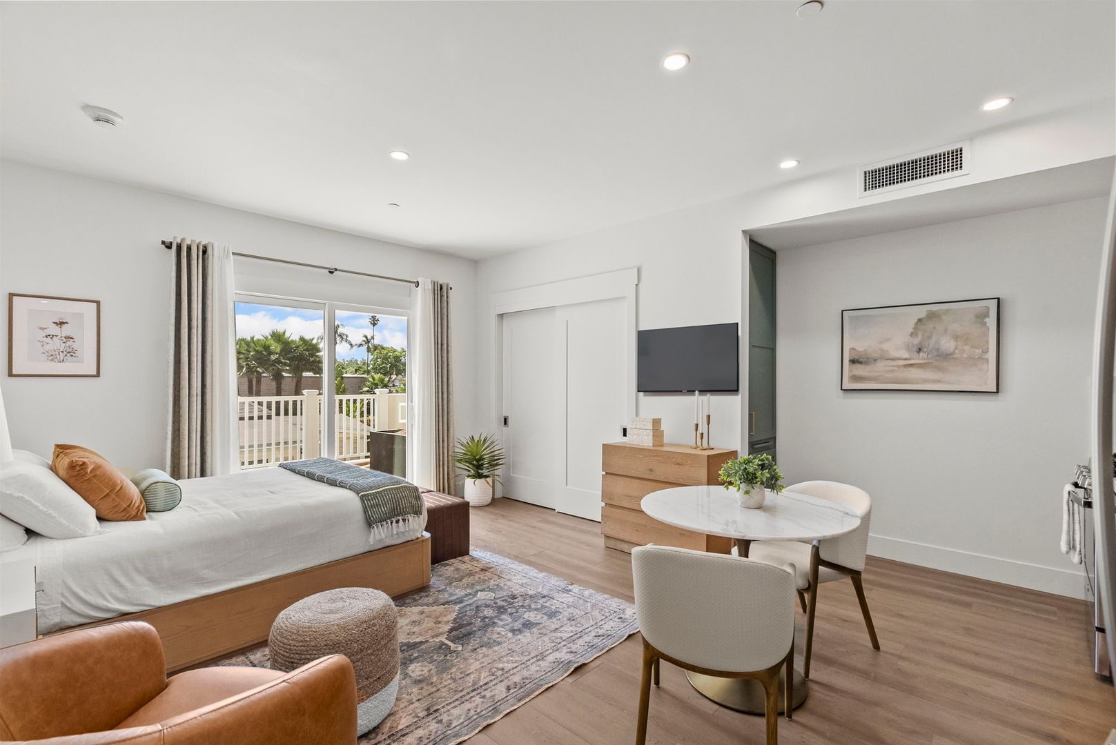 Santa Barbara Apartment: 825 De La Vina Street