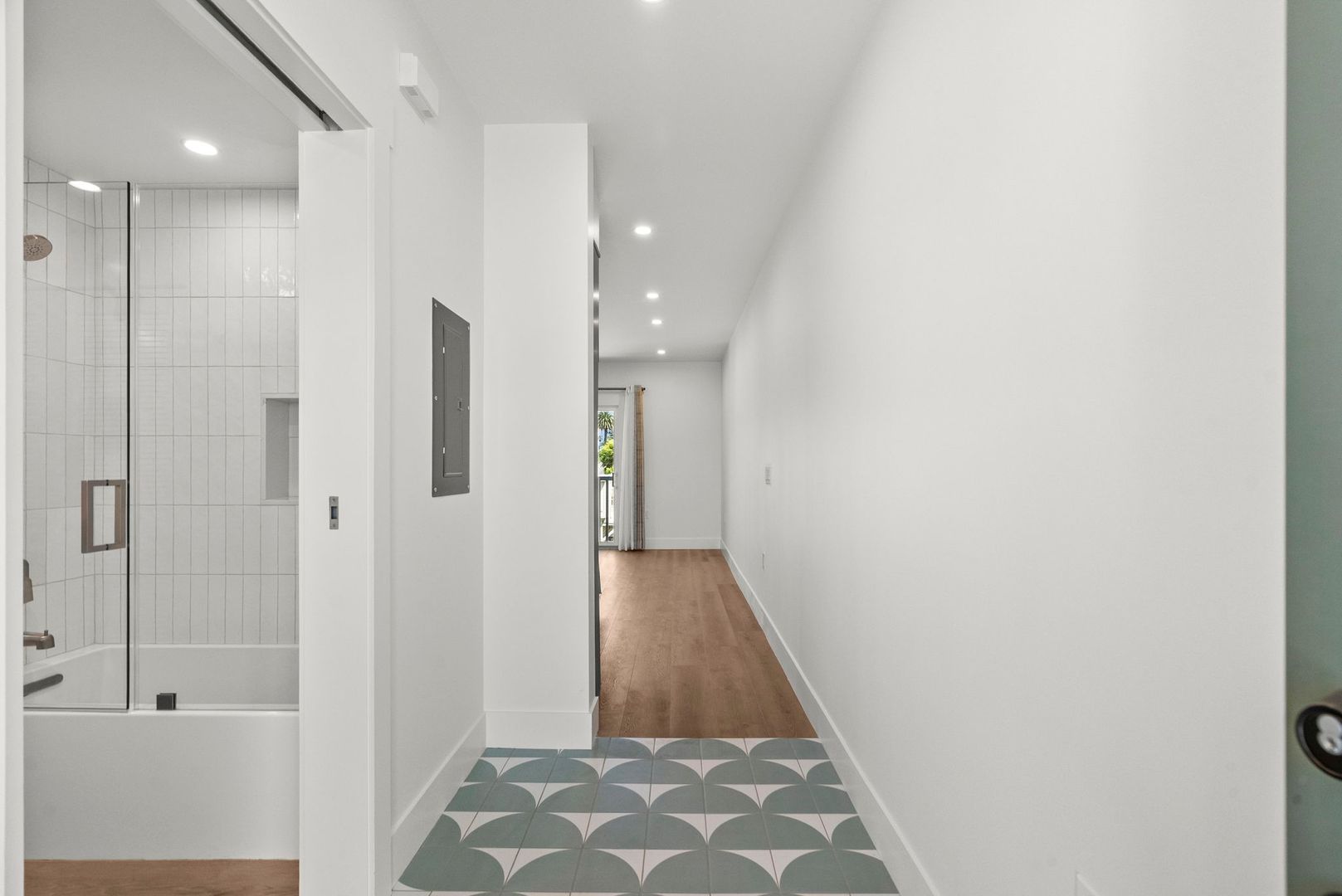 Santa Barbara Apartment: 825 De La Vina Street