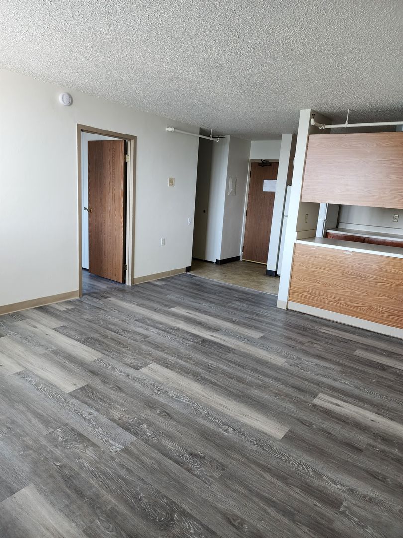 Rockford Apartment: 3303 E State St