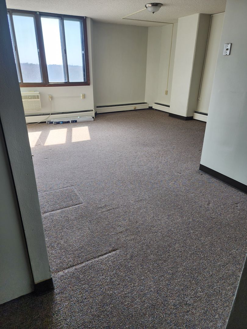 Rockford Apartment: 3303 E State St