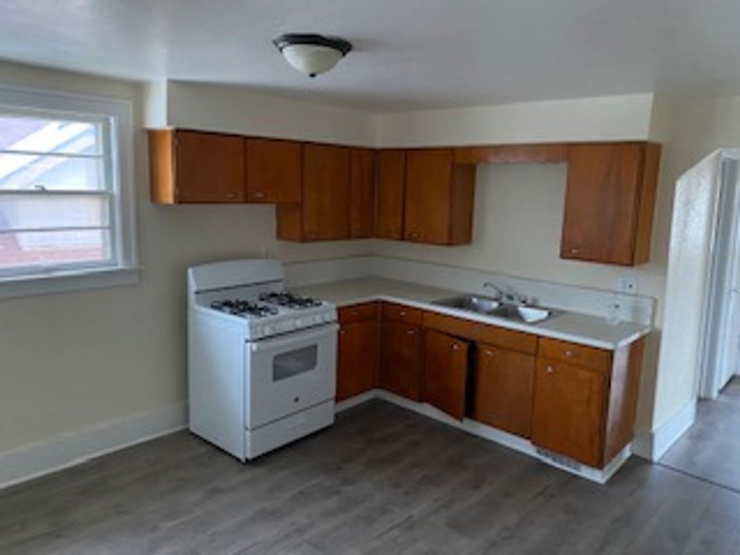 Rockford Apartment: 1319 Clover Ave