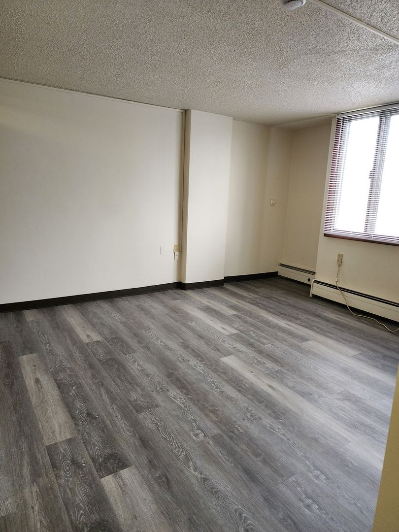 Rockford Apartment: 3303 E State St