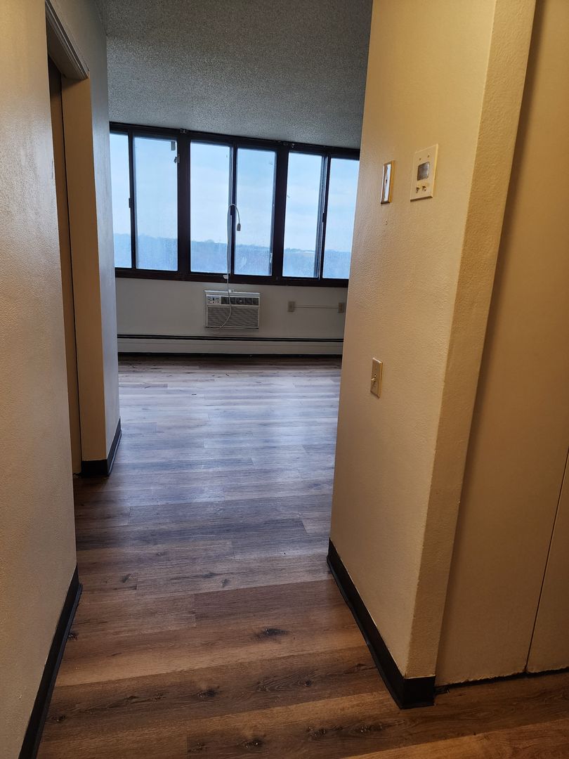 Rockford Apartment: 3303 E State St