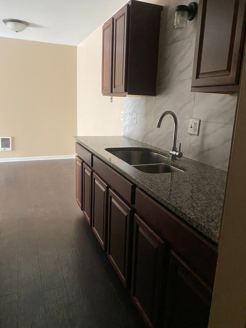 Rockford Apartment: 4872 Creekview Road