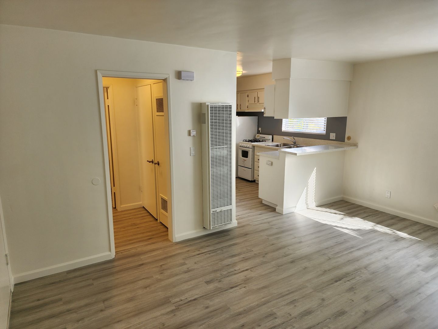 Ventura Apartment: 892-899 Empire Ave