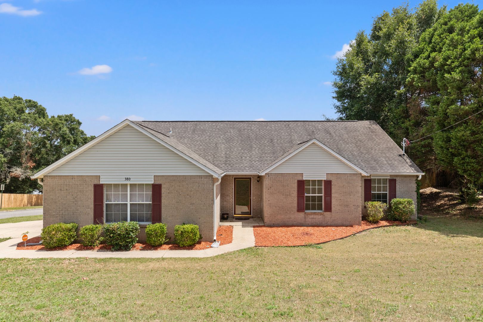 Crestview House: 380 Riverchase Blvd