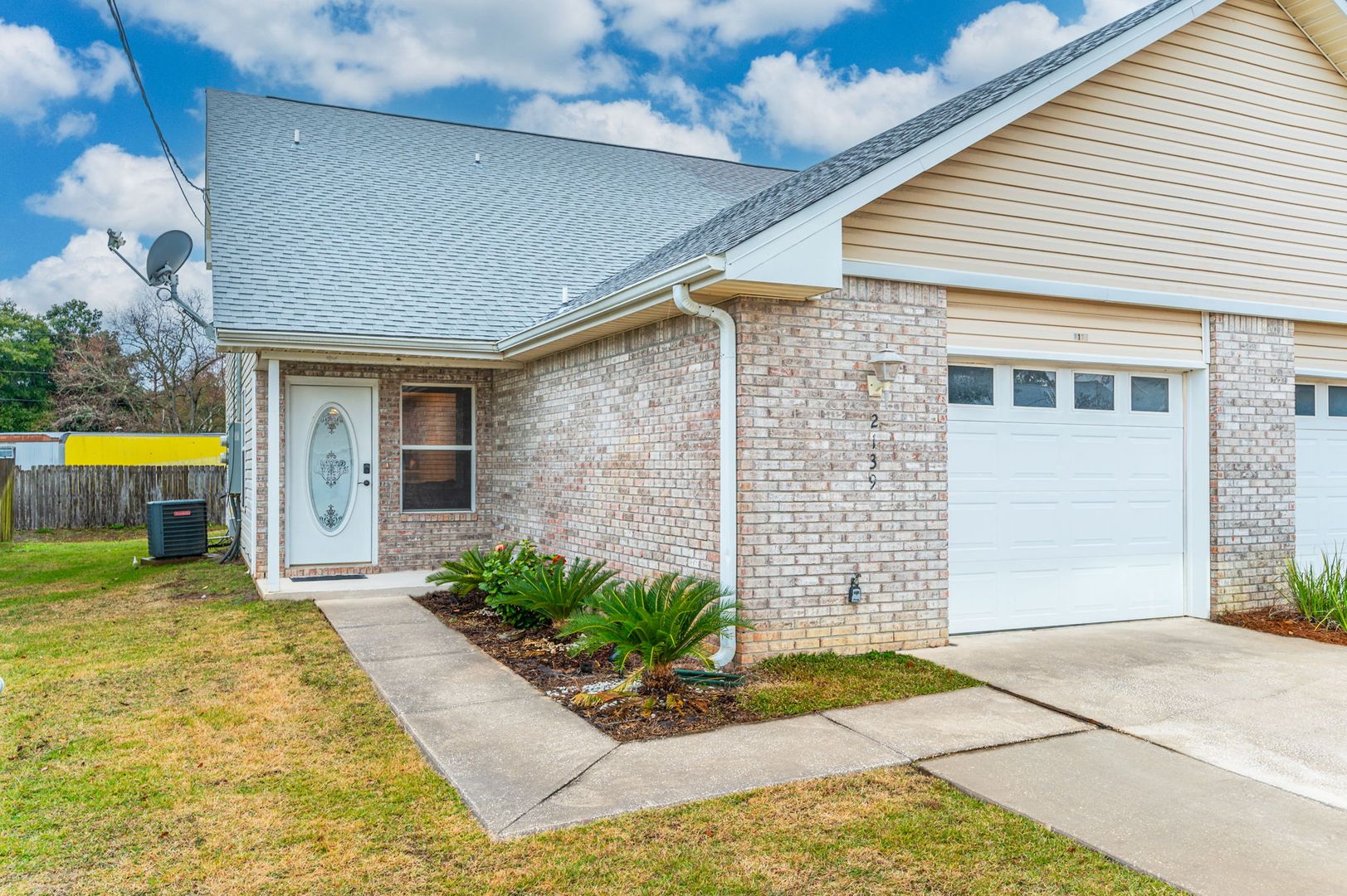 Navarre House: 2139 Tom St