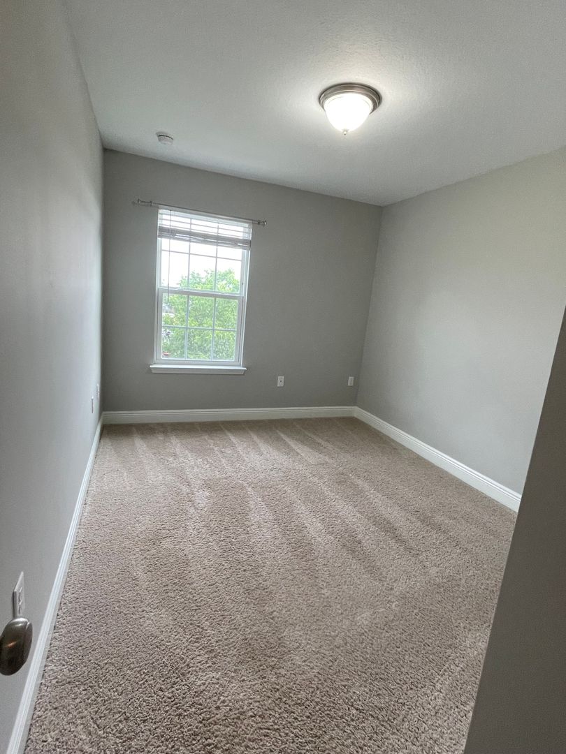 Crestview House: 122 Iron Horse Dr E