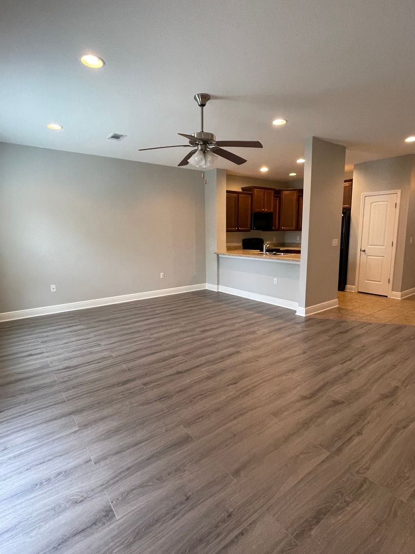 Crestview House: 122 Iron Horse Dr E