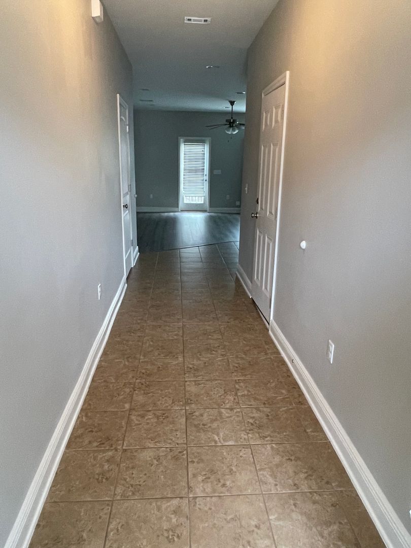 Crestview House: 122 Iron Horse Dr E