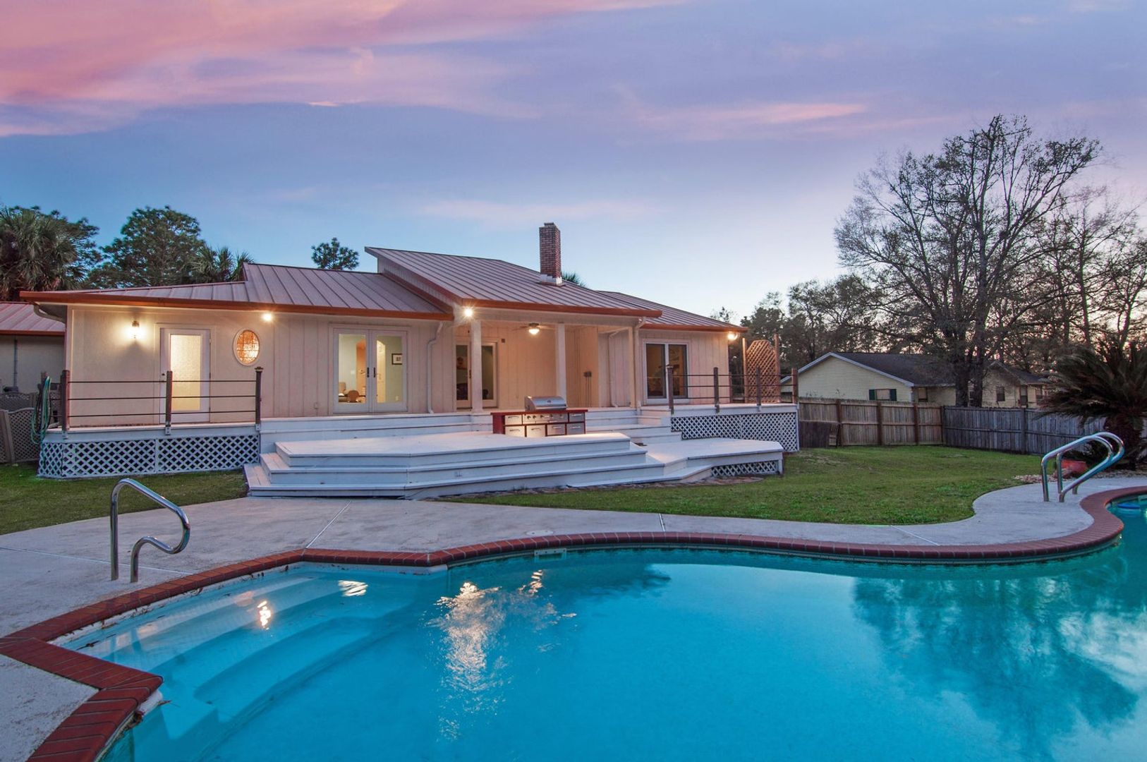 Crestview House: 255 Ridge Lake Rd