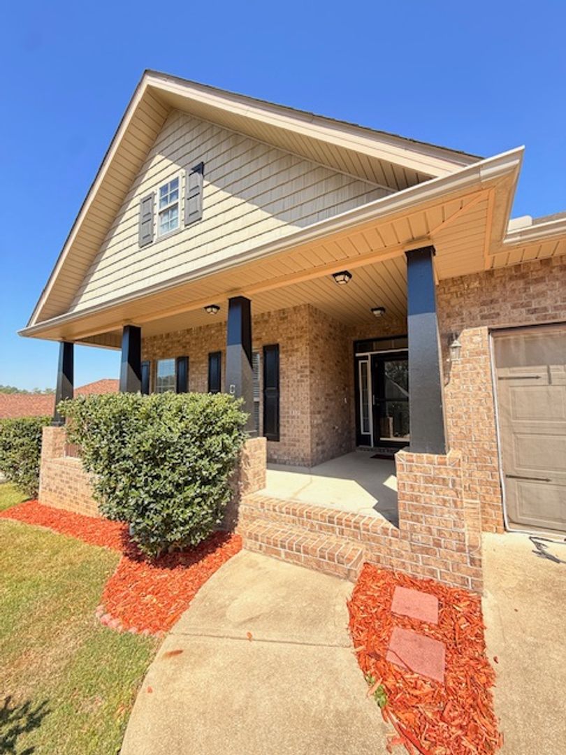 Crestview House: 641 Red Fern Road