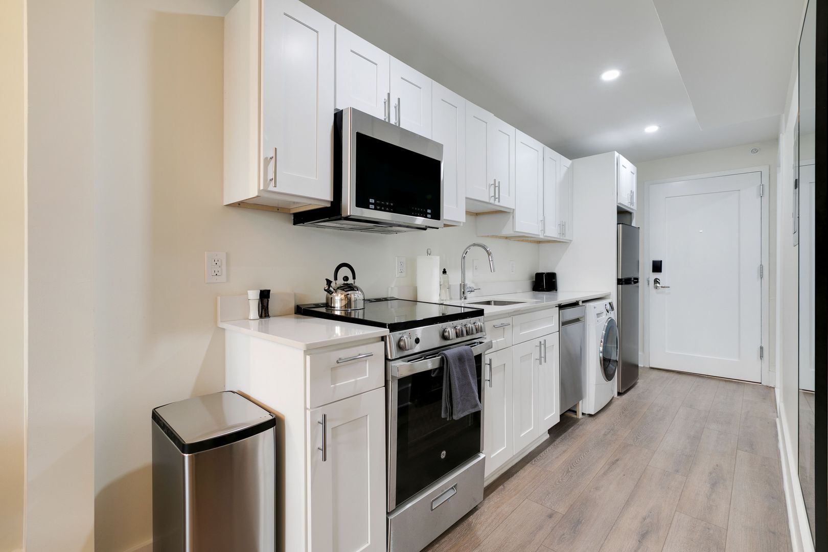 Philadelphia Apartment: 150 S Independence Mall W.