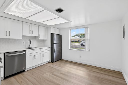 1/2 off the first month rent. New Kitchen & New Washer & Dryer. – photo 1