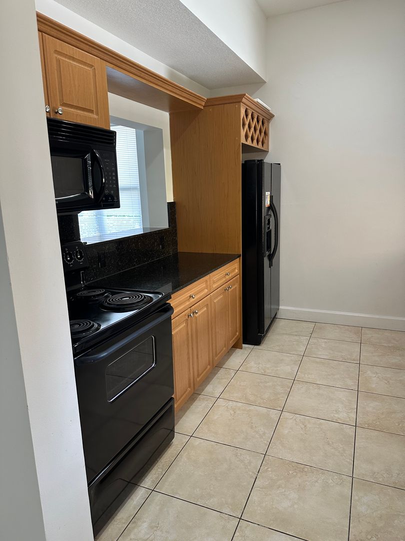 Lake Worth House: 932 N Federal Hwy